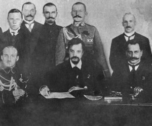 Олександр Шульгин - перший міністр закордонних справ України (в центрі)