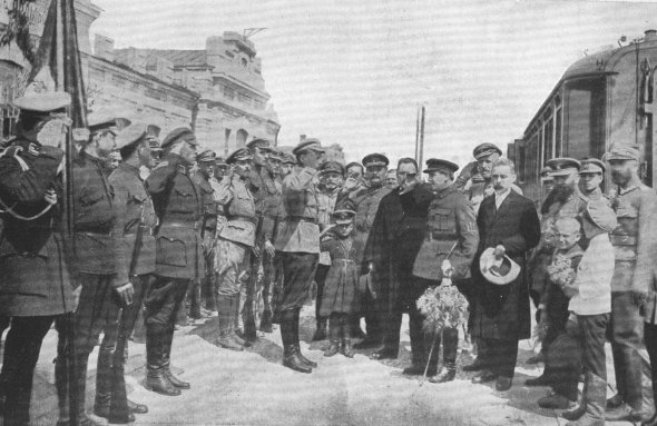 Главный атаман войск УНР Симон Петлюра принимает рапорт командира почетной сотни юношеской школы, 1920 год, Каменец-Подольский