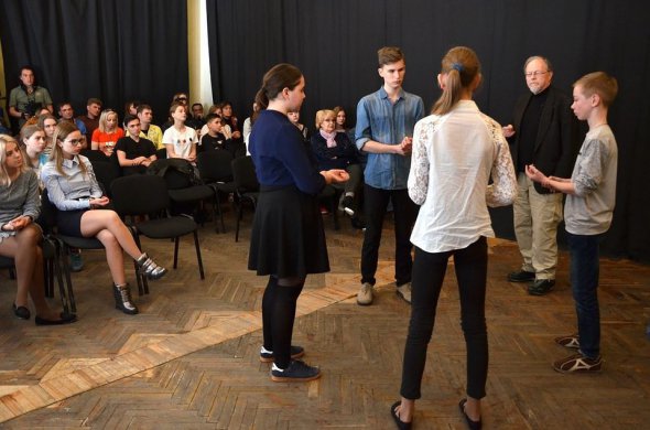 В Донецке встречался с актерами музыкально-драматического театра.