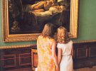 Дві дівчини перед "Данаєю" Рембрандта у Третяковській галереї