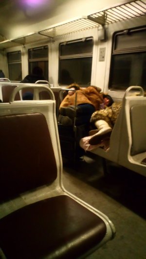 Когда людей в электричке мало, путешественники могут поспать на свободных сиденьях