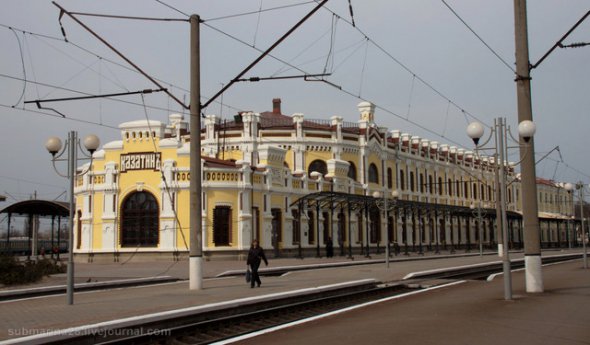 Вокзал у Козятині зведений у 1888–1889 роках. Він розташовано ніби на острові - по обидва боки прокладено колії. 1987 року цей об’єкт занесений до списку пам’яток архітектури місцевого значення