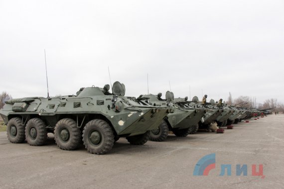 Боевики ЛНР утверждают, что готовят технику к "параду," а не к наступлению.