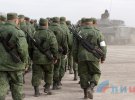 Боевики ЛНР утверждают, что готовят технику к "параду," а не к наступлению.