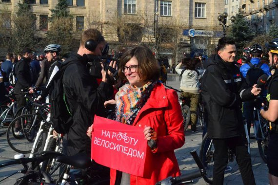 Сотни киевлян приняли участие в флешмобе "На велосипеде на работу"