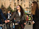 Победительницы конкурса за лучший женский деловой лук на велосипеде - Дарья Кравец и Елена Ботштейн