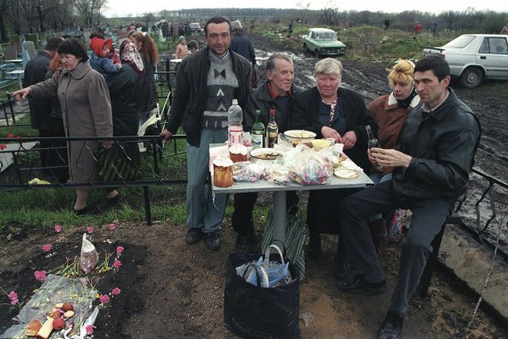 Поминальные дни на кладбищах Луганщины в 1990-2000-х