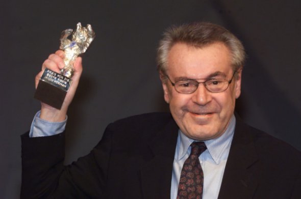 Милош Форман после того получение награды "Серебряный медведь" на 50-м Берлинальського кинофестиваля за фильм "Человек на Луне" в 2000 году