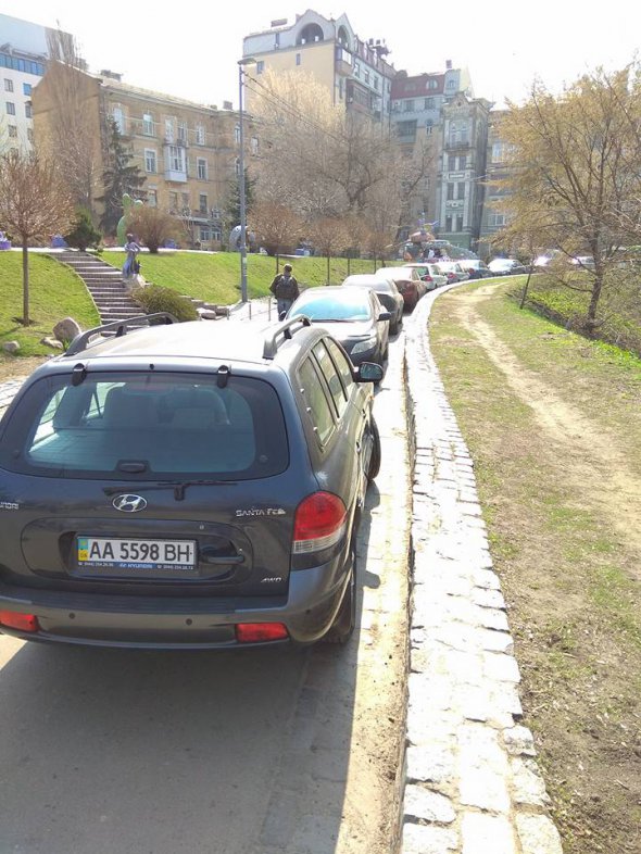 Водители оставляют свои автомобили как им заблагорассудится. Это создает неудобства для пешеходов