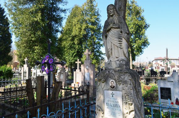 Кладбище возле деревянной церкви Пресвятой Троицы одно из старейших во Львове