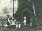 Жители Городка в праздничном наряде возле церкви, 1911.