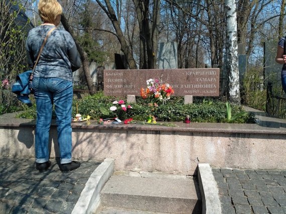 Поминальні дні: на Байковому кладовищі прибирають могили та згадують покійників