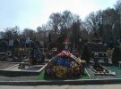 Поминальные дни: на Байковом кладбище убирают могилы и вспоминают мертвых