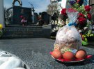 Поминальные дни: на Байковом кладбище убирают могилы и вспоминают мертвых