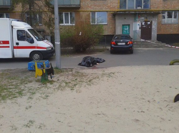 Журналіста 45-річного Олеся Бузину розстріляли біля власного будинку по вул. Дегтярівській, 58 у Києві 16 квітня 2015 року. Чоловік саме вийшов на пробіжку
