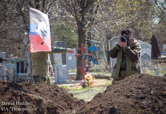 Боевики Ходаковского вырыли себе окопы на кладбище.