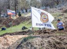Боевики Ходаковского вырыли себе окопы на кладбище.