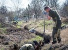 Боевики Ходаковского вырыли себе окопы на кладбище.