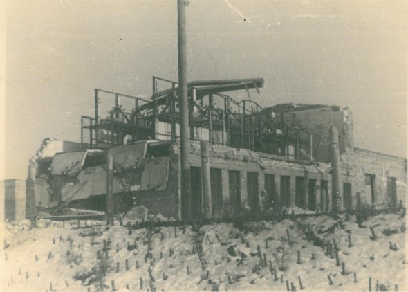 Фидерная подстанция и ее подорванная часть в 1941 году