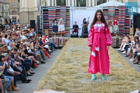 Сотни львовян пришли посмотреть на украинскую одежду