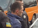 Після зіткнення викрадач намагався втекти з місця події. Поліцейські знайшли його сидячим під стовпом