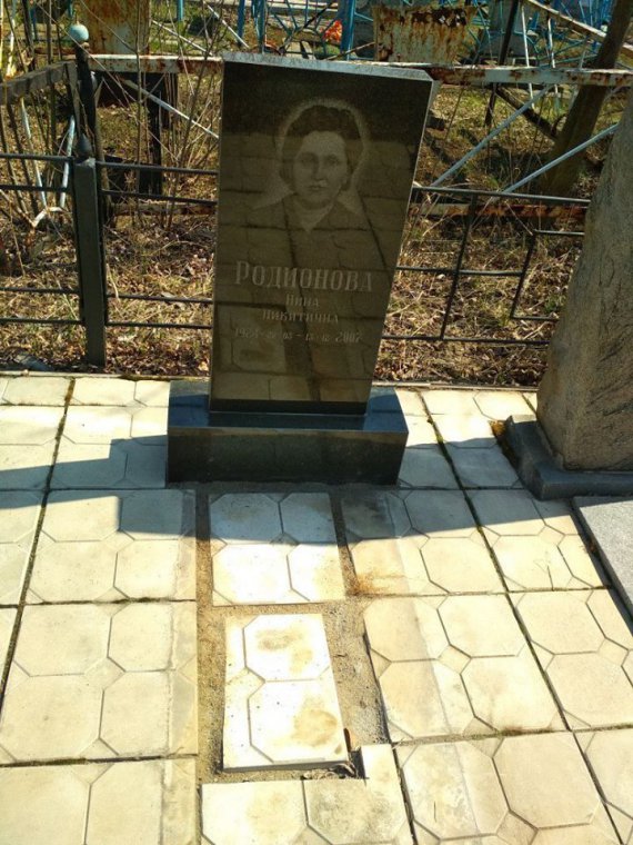 В окупованому російськими найманцями-терористами Єнакієвому на кладовищі вандали вкрали грантні надгробки.