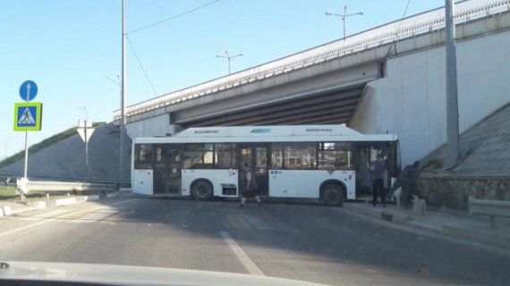 В Севастополе автобус 2 км проехал без водителя и разбился