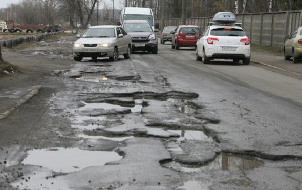 В Винницкой области дорожники насчитали 300 тыс кв.м. ям на дорогах