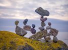 Почтальон из Швеции 33-летний Понтус Янссонхас создает на полях и озерах каменные статуи, не подчиняются гравитации.