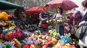 15 квітня поблизу Байкового кладовища у Києві продавали вінки, пластикові й живі квіти. За букет штучних ­продавці брали від 50 гривень, Живі нарциси вар­тували по три гривні