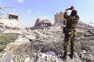 Офіцер сирійської армії записує відео в зруйнованому під час авіа­удару військ США, Великої Британії й ­Франції у науково-­дослідному центрі в Дамаску, 14 квітня, Сирія