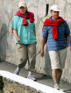 Канцлер Німеччини Анґела Меркель із чоловіком, хіміком Йоахімом Зауером 2016 року відпочивали в Австрії. Одружилися 1998-го. Заради Меркель Зауер покинув дружину та двох дітей