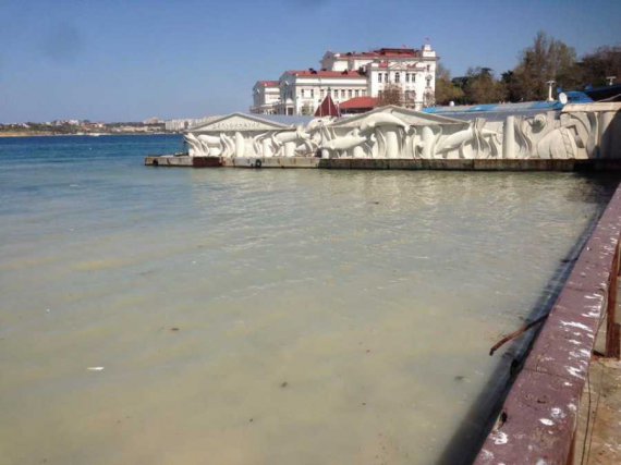 В оккупированном Севастополе на поверхности моря появилось большое коричневое пятно, в Артиллерийской бухте, рядом с городским пляжем.