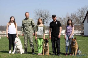 Винницкая полиция бесплатно учит дрессировке собак. Фото: НПУ