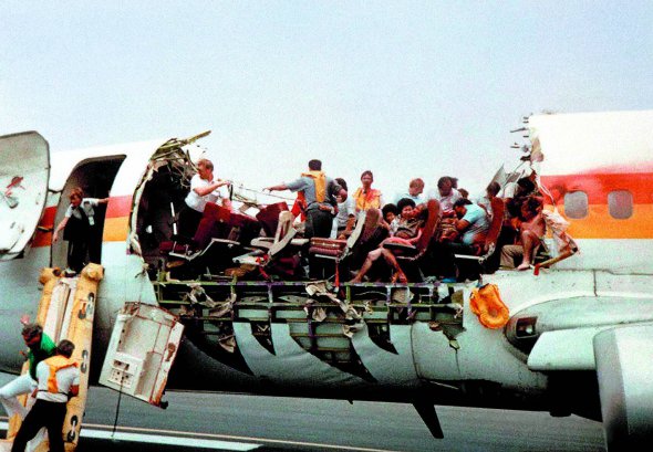 Після посадки Boeing 737 на острові Мауї 65 із 95 пасажирів поскаржилися на забої та поранення. Зникла безвісти одна стюардеса