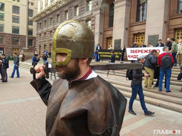 Общественный активист в образе воина времен Киевской Руси требует возведения музея на Почтовой площади