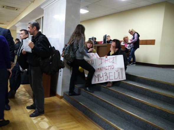 Часть протестующих ждут решения Киевсовета в фойе, возле зала заседаний