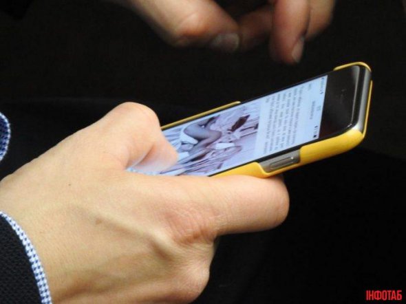 Во время заседания Верховной Рады депутат на смартфоне рассматривал интимные фото