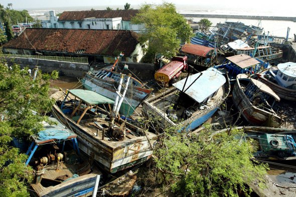 Поврежденные рыболовные траулеры в порту в 350 км к югу от Индийского города Мадрас