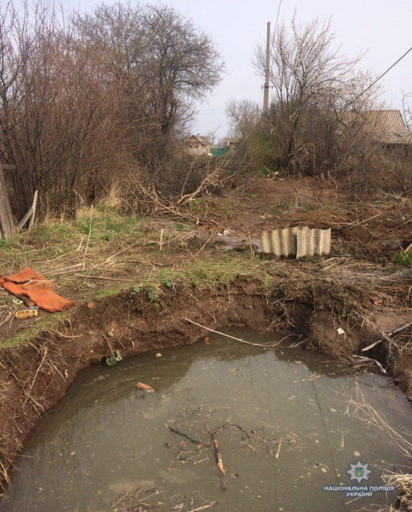 В Мирнограде в Донецкой области возле частного дома в яме с водой утонула 5-летняя девочка