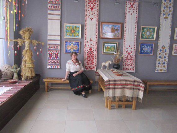Киевлянка Виктория Филь вместе с мамой Мариной создают вышивку по старым образцам