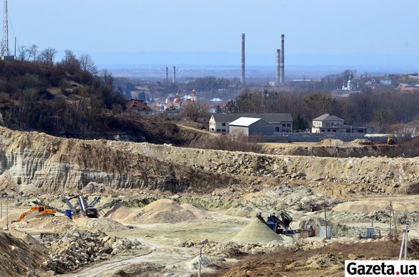 За півтора кілометру від смітника, починаються людські будинки