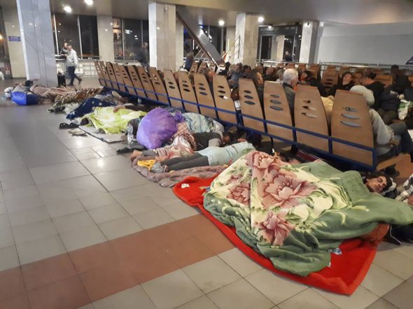 Табор ромов спит на Южном вокзале