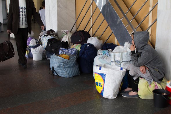 Біля 15:00 роми починають сходитись у коридор на другому поверсі вокзалу. Більше 30 осіб з громіздкими сумками чекають на потяг.