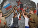 Анексований Крим охопила передсвяткова лихоманка - окупанти все частіше залучають до своїх мілітаризованих дійств дітей 