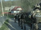 В Винницкой области спецназ "КОРД" приехал школьным автобусом на штурм дома, в котором человек держал в заложниках собственную жену