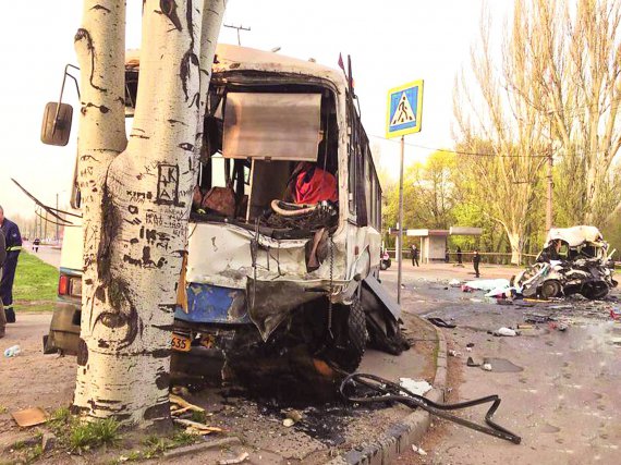 У ­Кривому Розі Дніпро­петровської ­області в ­потрійній аварії зіштовхну­лися ”Мазда”, маршрутне таксі ”Мерседес спринтер” і автобус, який ударом відкинуло в ­дерево. Загинули дев’ятеро людей. Восьмеро із них — працівники металургійного комбі­нату ”Арселор ­Міттал Кривий Ріг”