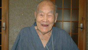 Японець Масадзо Нонака народився 25 липня 1905 року. Він — найстарший чоловік на планеті. Любить дивитися спортивні канали, читає газети й не відмовляє собі в солодкому