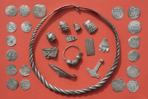 Археологи знайшли на острові Рюген у Балтійському морі браслети, намиста, пряжки, обручки, прикраси з перлів і майже 600 срібних монет. Завдяки їм установили вік скарбу — друга половина Х століття