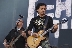 Войцех Балчун с 2007 года поет и играет на гитаре в рок-группе Chemia.